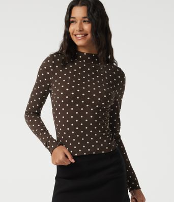 Camiseta casual ajustada de manga larga con cuello tipo mock y estampado de lunares
