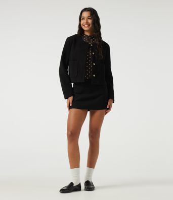 Camiseta casual ajustada de manga larga con cuello tipo mock y estampado de lunares