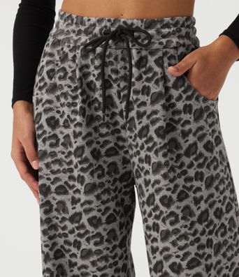 Pantalon décontracté taille haute à cordon, coupe large, imprimé léopard, avec poches Pantalon décontracté taille haute à cordon, coupe large, imprimé léopard, avec poches