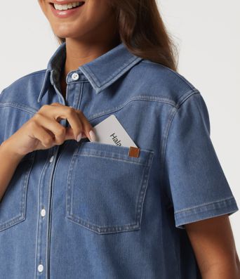 Halara Flex™ - Lässiges Minikleid aus Denim mit Brusttaschen und kurzen Ärmeln Halara Flex™ - Lässiges Minikleid aus Denim mit Brusttaschen und kurzen Ärmeln