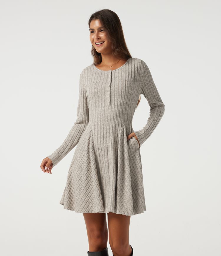 Robe mini en maille côtelée à col henley, manches longues et poches