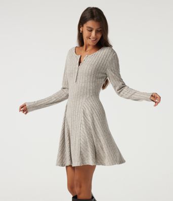 Robe mini en maille côtelée à col henley, manches longues et poches