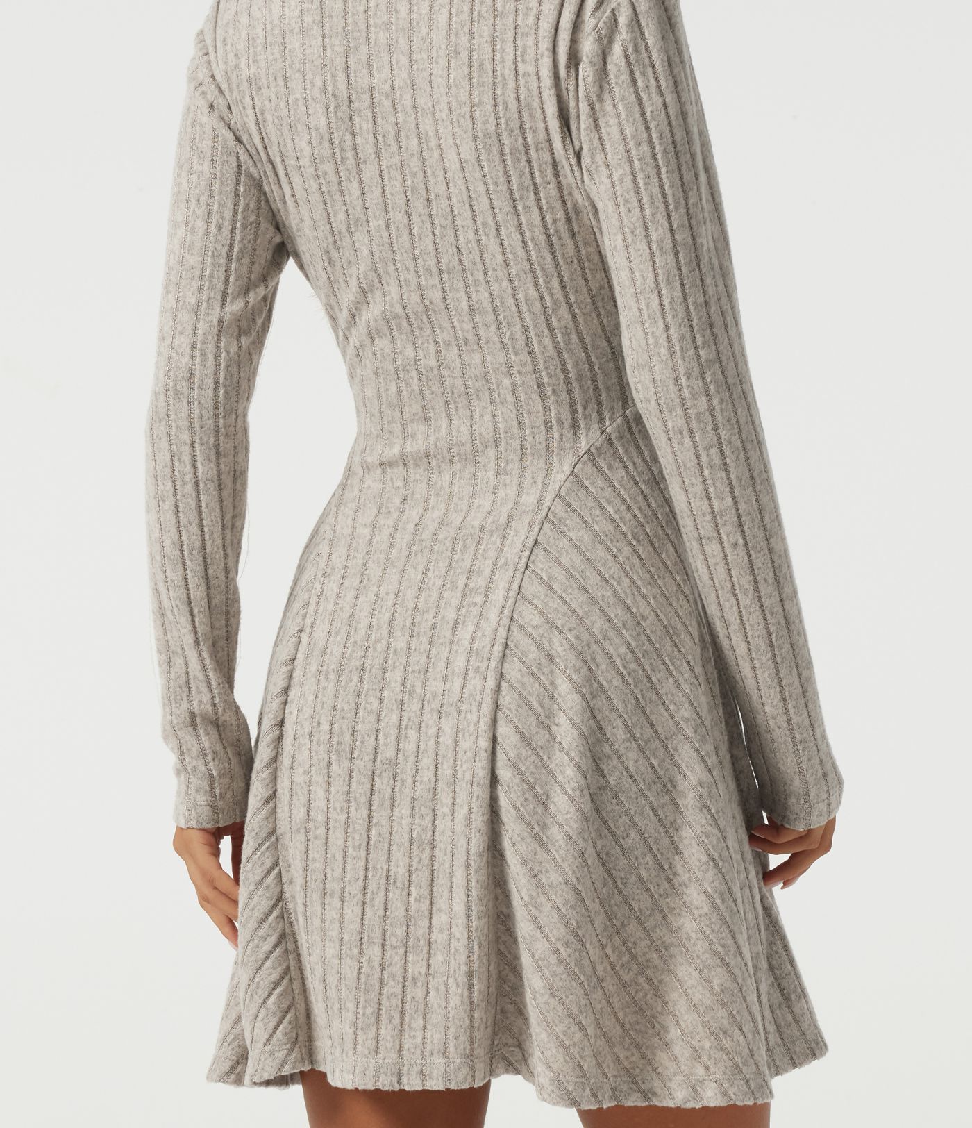 Robe mini en maille côtelée à col henley, manches longues et poches