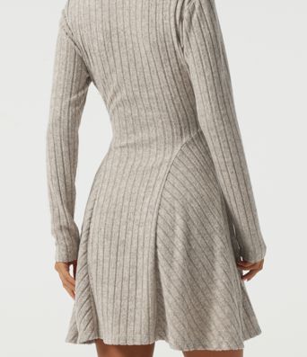 Robe mini en maille côtelée à col henley, manches longues et poches