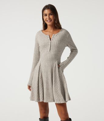 Robe mini en maille côtelée à col henley, manches longues et poches