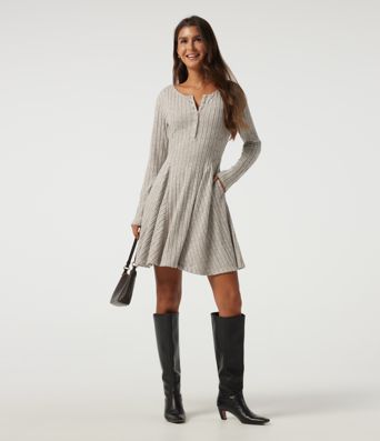 Robe mini en maille côtelée à col henley, manches longues et poches