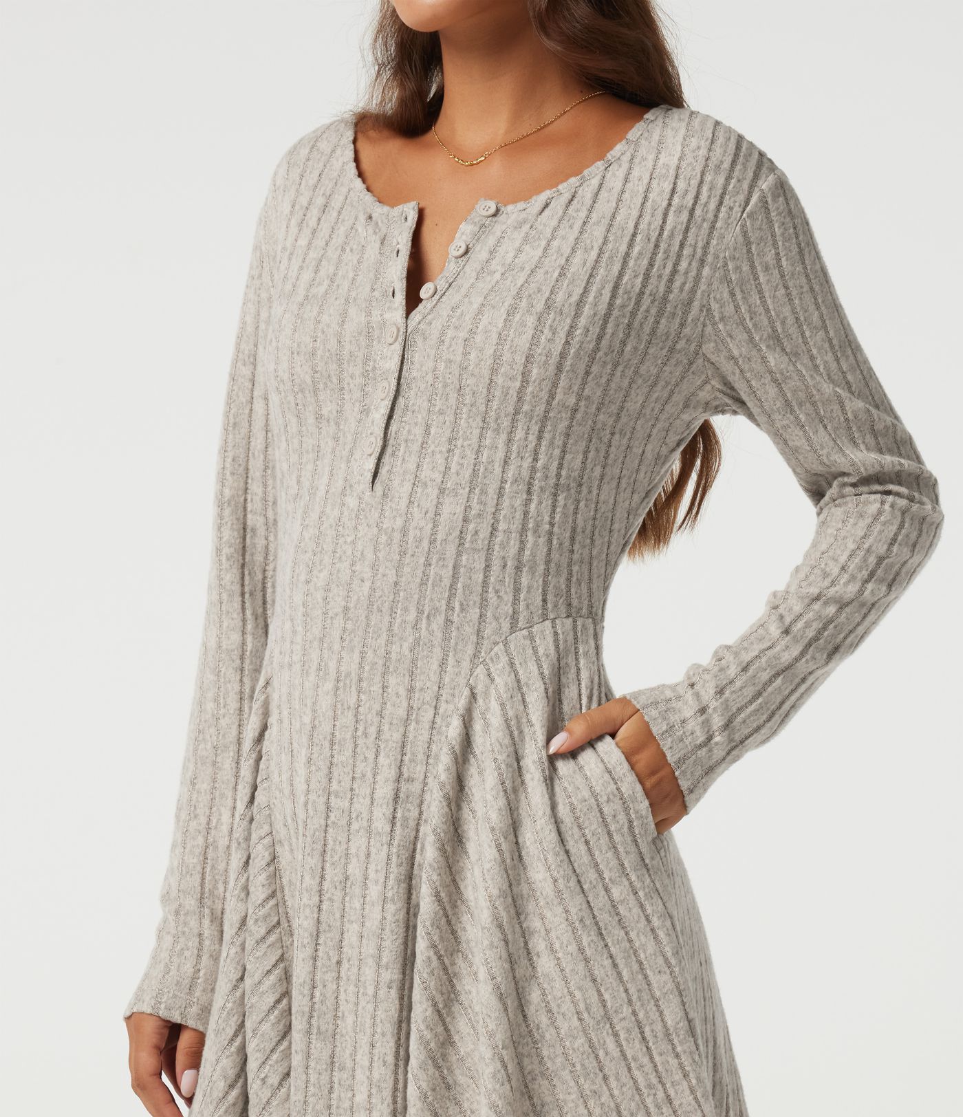 Robe mini en maille côtelée à col henley, manches longues et poches