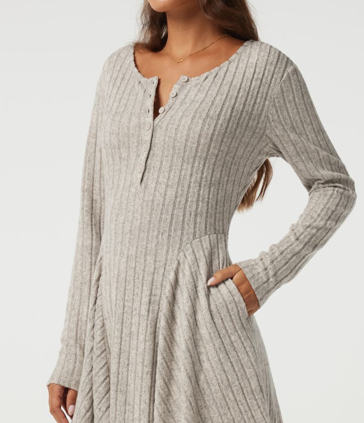 Robe mini en maille côtelée à col henley, manches longues et poches