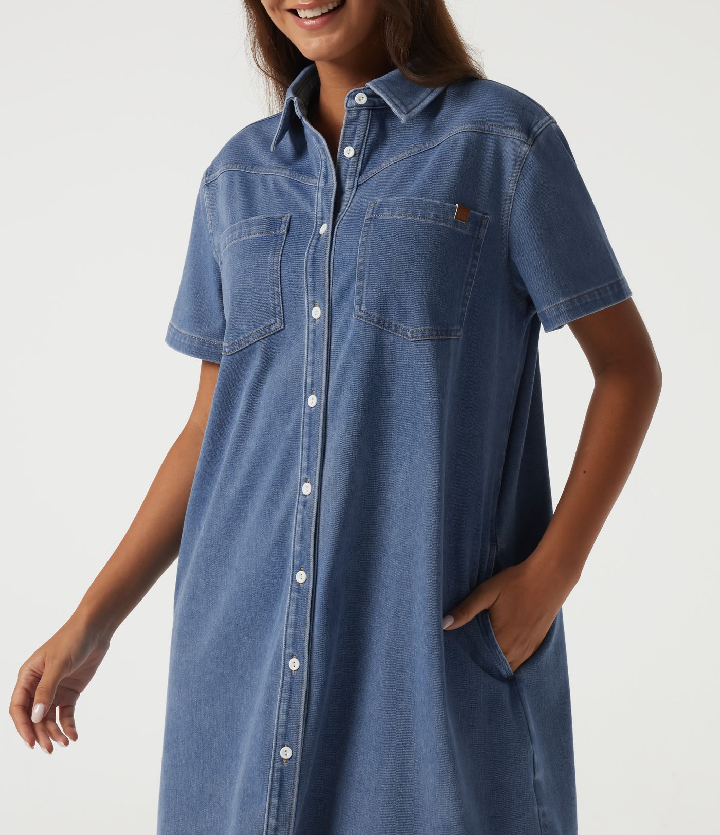 Halara Flex™ - Lässiges Minikleid aus Denim mit Brusttaschen und kurzen Ärmeln Halara Flex™ - Lässiges Minikleid aus Denim mit Brusttaschen und kurzen Ärmeln