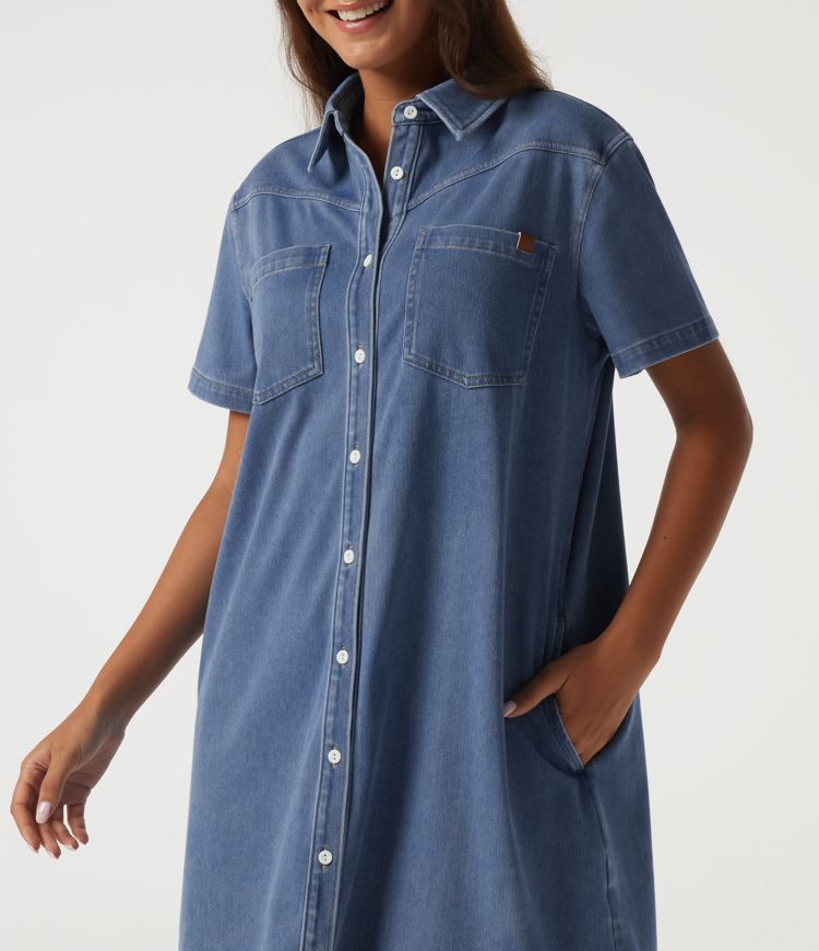 Halara Flex™ - Lässiges Minikleid aus Denim mit Brusttaschen und kurzen Ärmeln Halara Flex™ - Lässiges Minikleid aus Denim mit Brusttaschen und kurzen Ärmeln