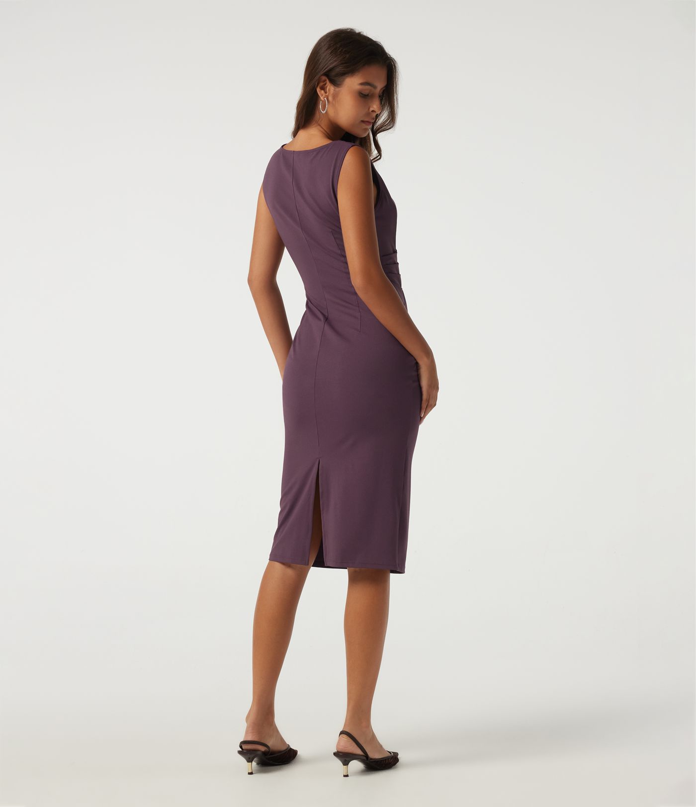 Vestido de trabajo midi tipo lápiz, sin mangas, con escote barco y fruncido Vestido de trabajo midi tipo lápiz, sin mangas, con escote barco y fruncido