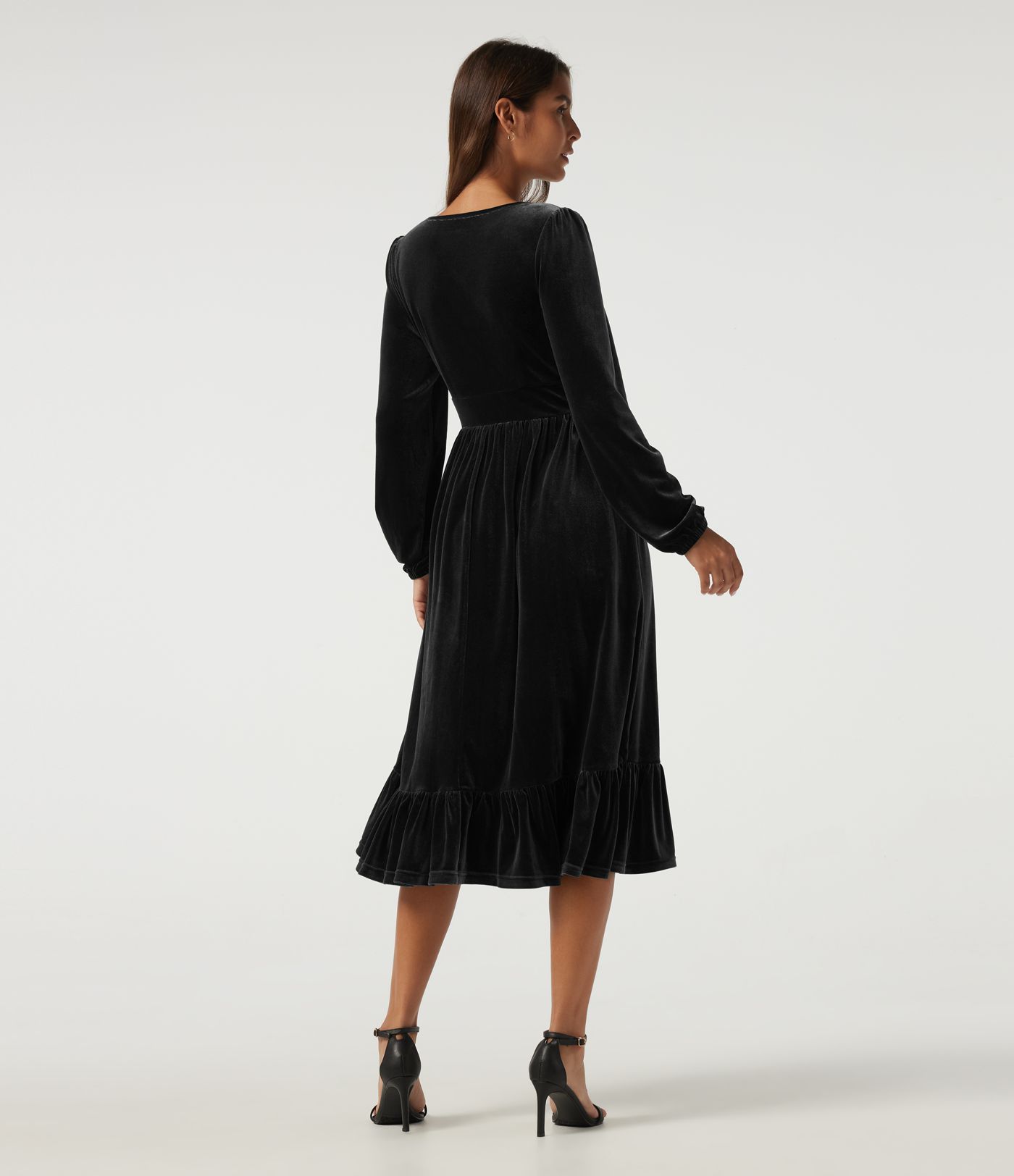 Robe midi en velours à col V profond, manches longues et ourlet à volants