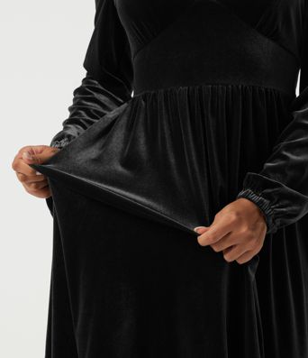 Robe midi en velours à col V profond, manches longues et ourlet à volants