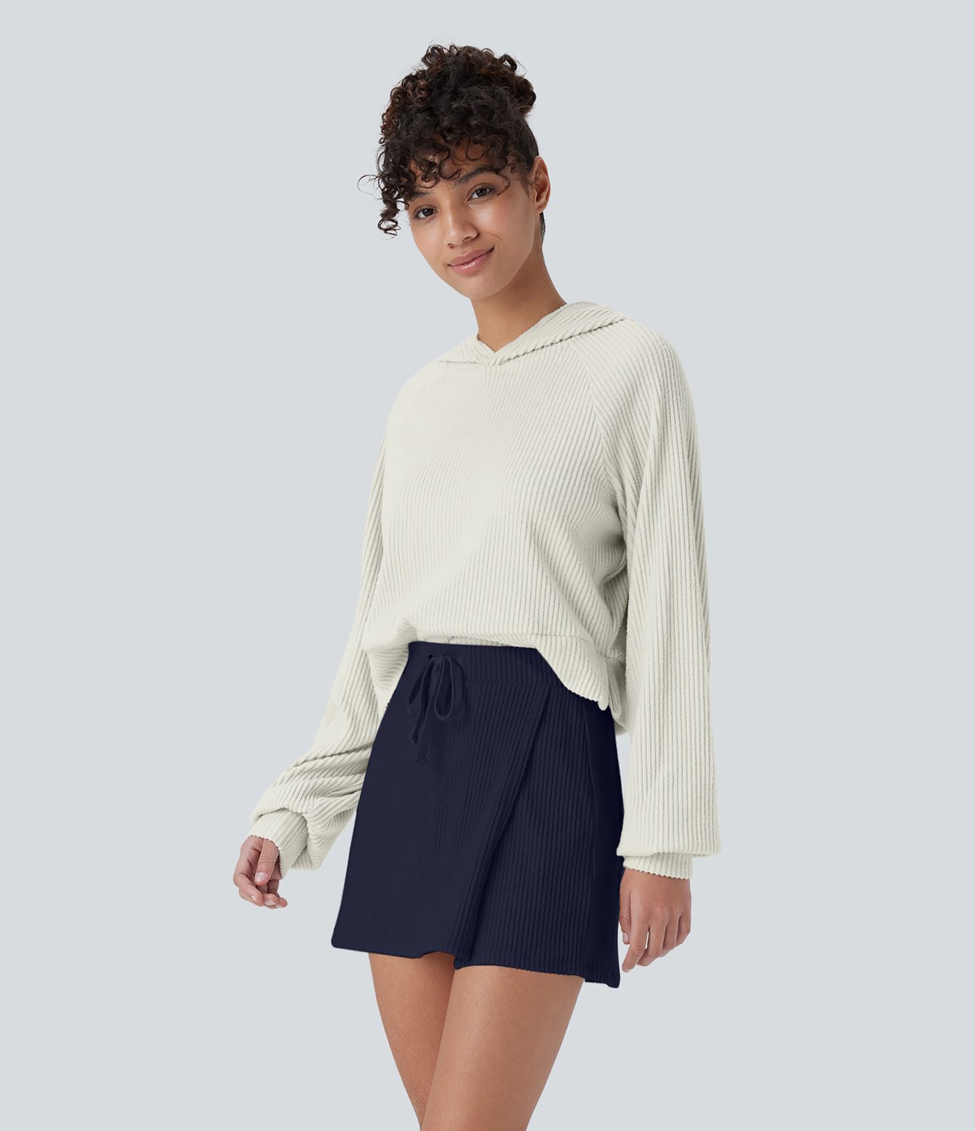 Falda mini casual 2 en 1 de punto canalé, cintura media, con cordón y bolsillos Falda mini casual 2 en 1 de punto canalé, cintura media, con cordón y bolsillos