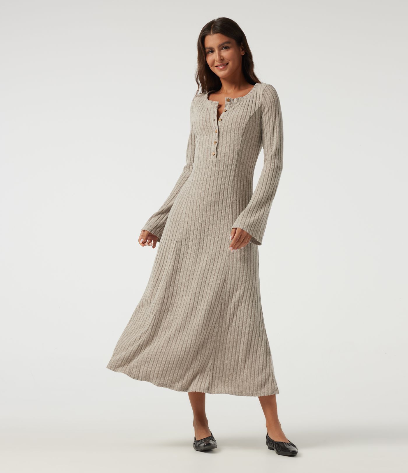 Robe midi en maille côtelée à col tunisien manches longues Robe midi en maille côtelée à col tunisien manches longues