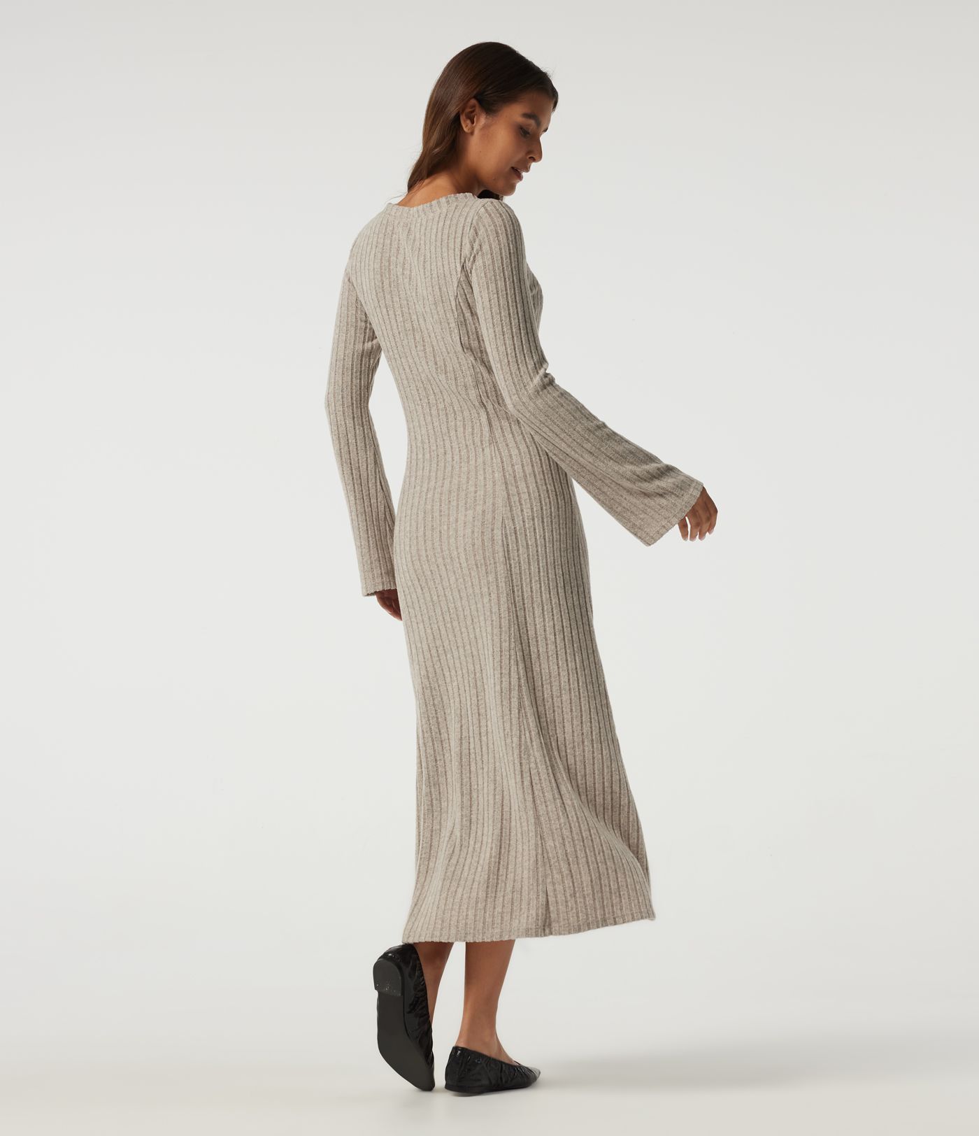 Robe midi en maille côtelée à col tunisien manches longues Robe midi en maille côtelée à col tunisien manches longues