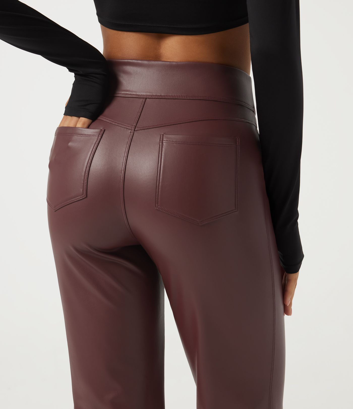 Hoch geschnittene, ausgestellte Freizeithose mit Kontrastnetz, dehnbarem PU-Fleece und Taschen