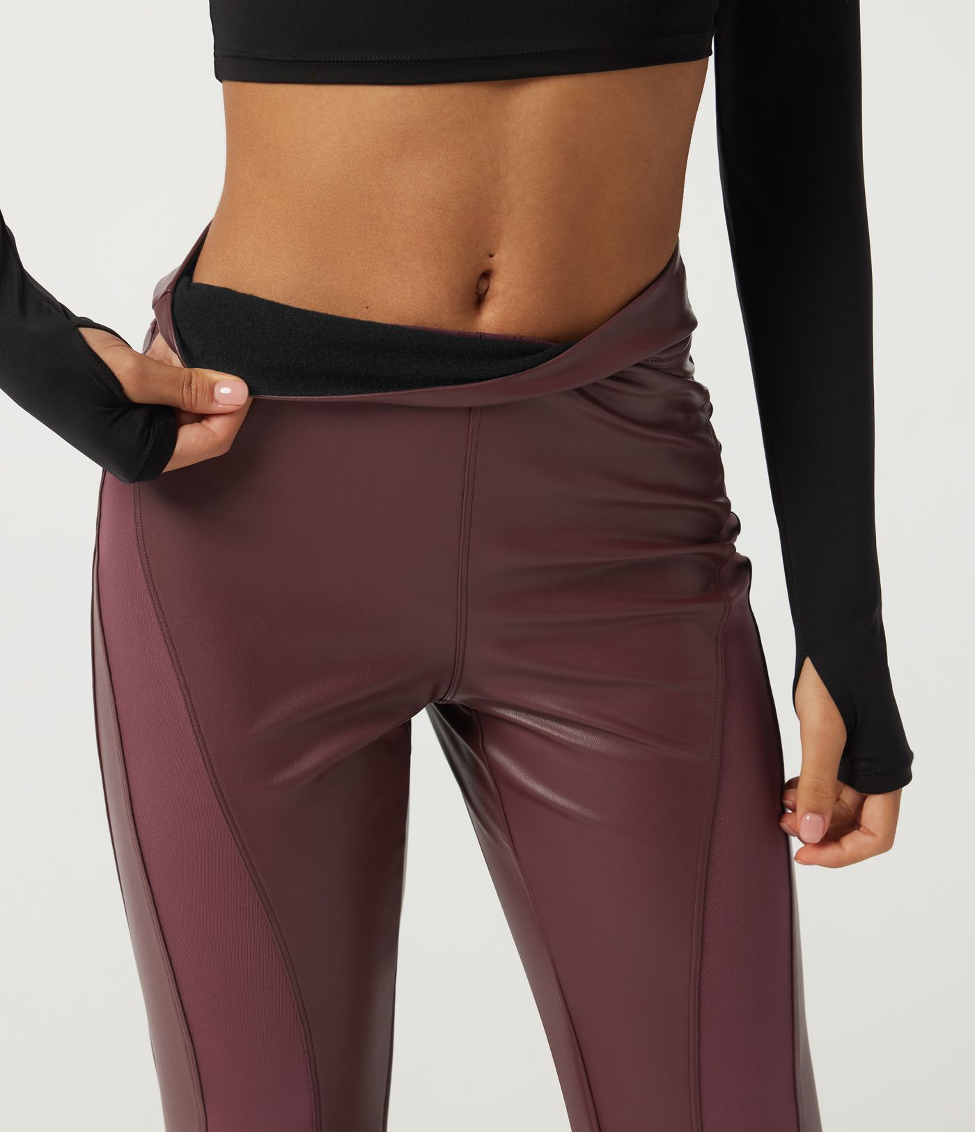 Hoch geschnittene, ausgestellte Freizeithose mit Kontrastnetz, dehnbarem PU-Fleece und Taschen