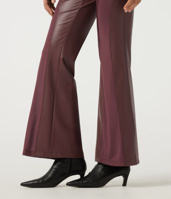 Hoch geschnittene, ausgestellte Freizeithose mit Kontrastnetz, dehnbarem PU-Fleece und Taschen