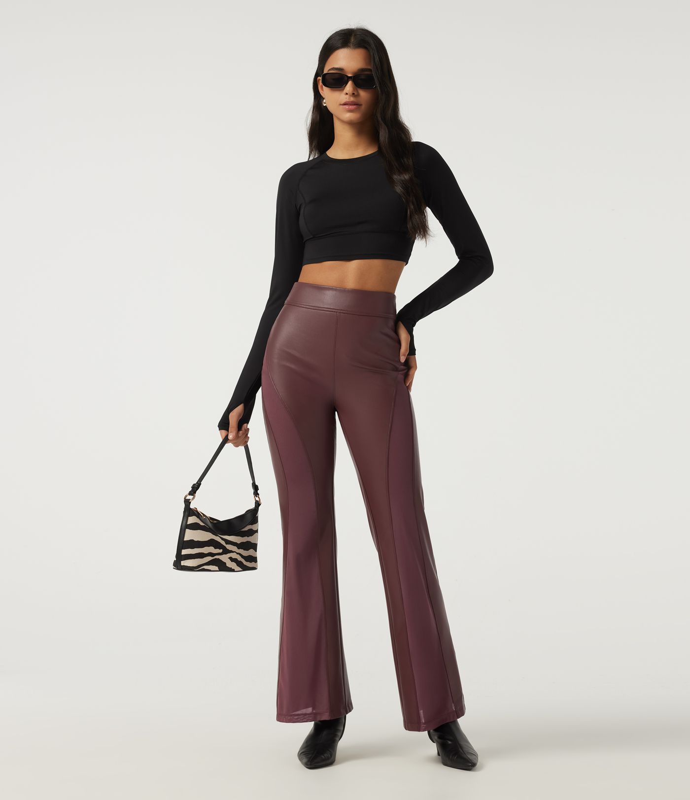Hoch geschnittene, ausgestellte Freizeithose mit Kontrastnetz, dehnbarem PU-Fleece und Taschen