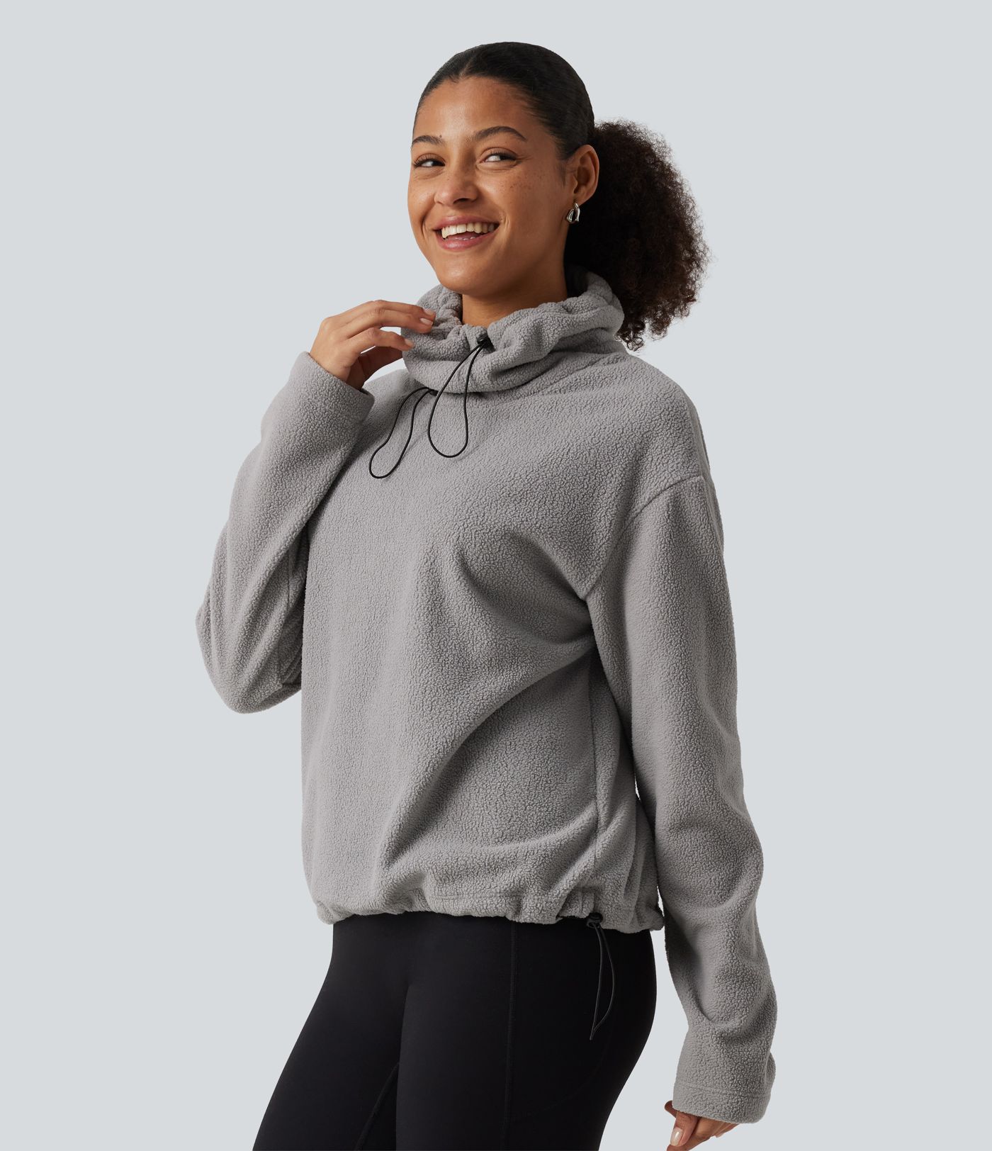 Fleece-Sweatshirt mit hohem Kragen, Kordelzug, langen Ärmeln und gerafftem Saum