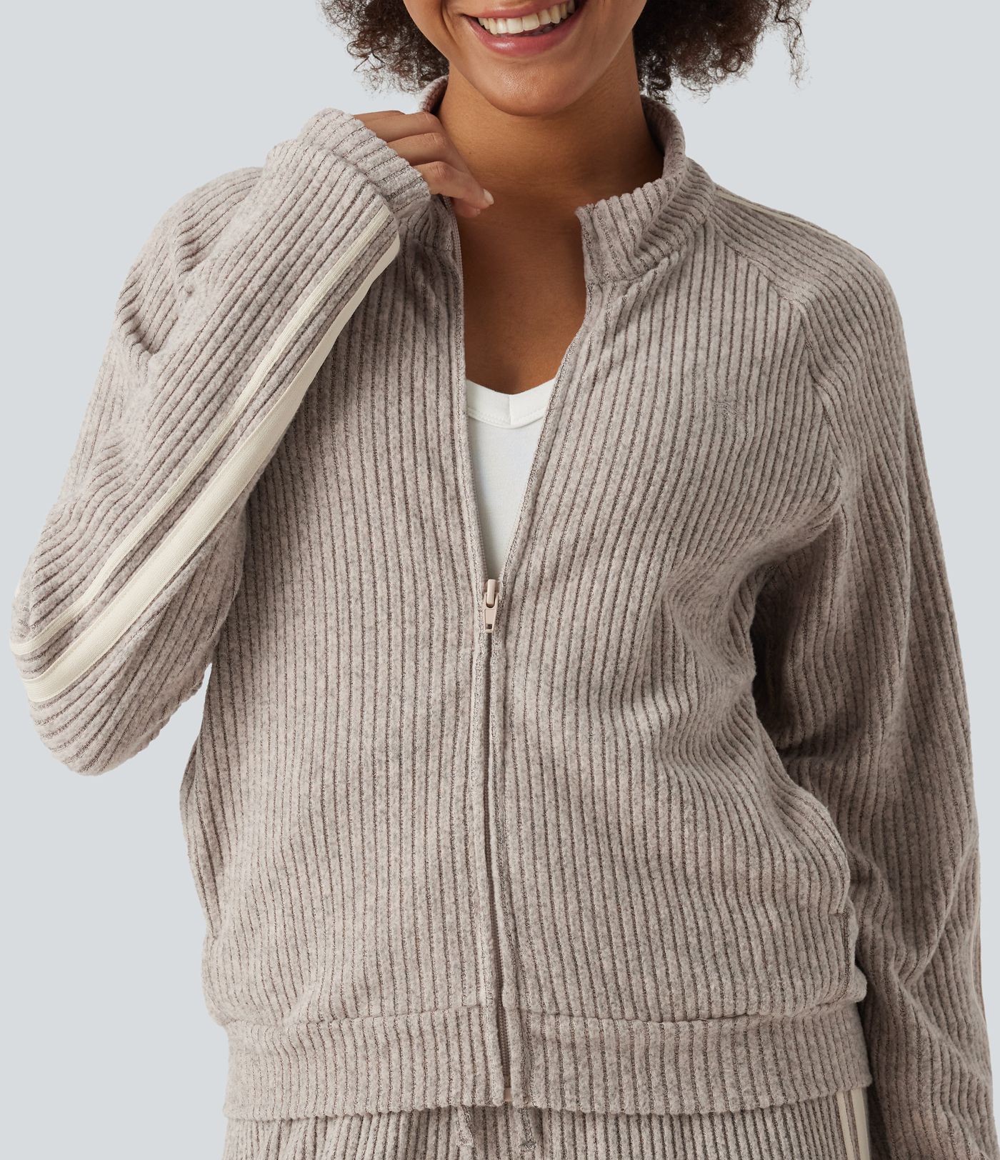 Chaqueta deportiva casual de punto acanalado con cuello alto, franja lateral, mangas largas y bolsillos Chaqueta deportiva casual de punto acanalado con cuello alto, franja lateral, mangas largas y bolsillos