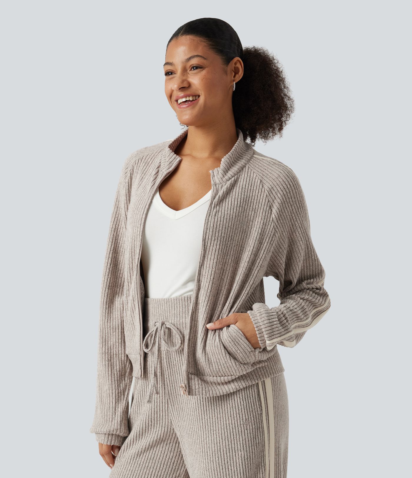 Chaqueta deportiva casual de punto acanalado con cuello alto, franja lateral, mangas largas y bolsillos Chaqueta deportiva casual de punto acanalado con cuello alto, franja lateral, mangas largas y bolsillos