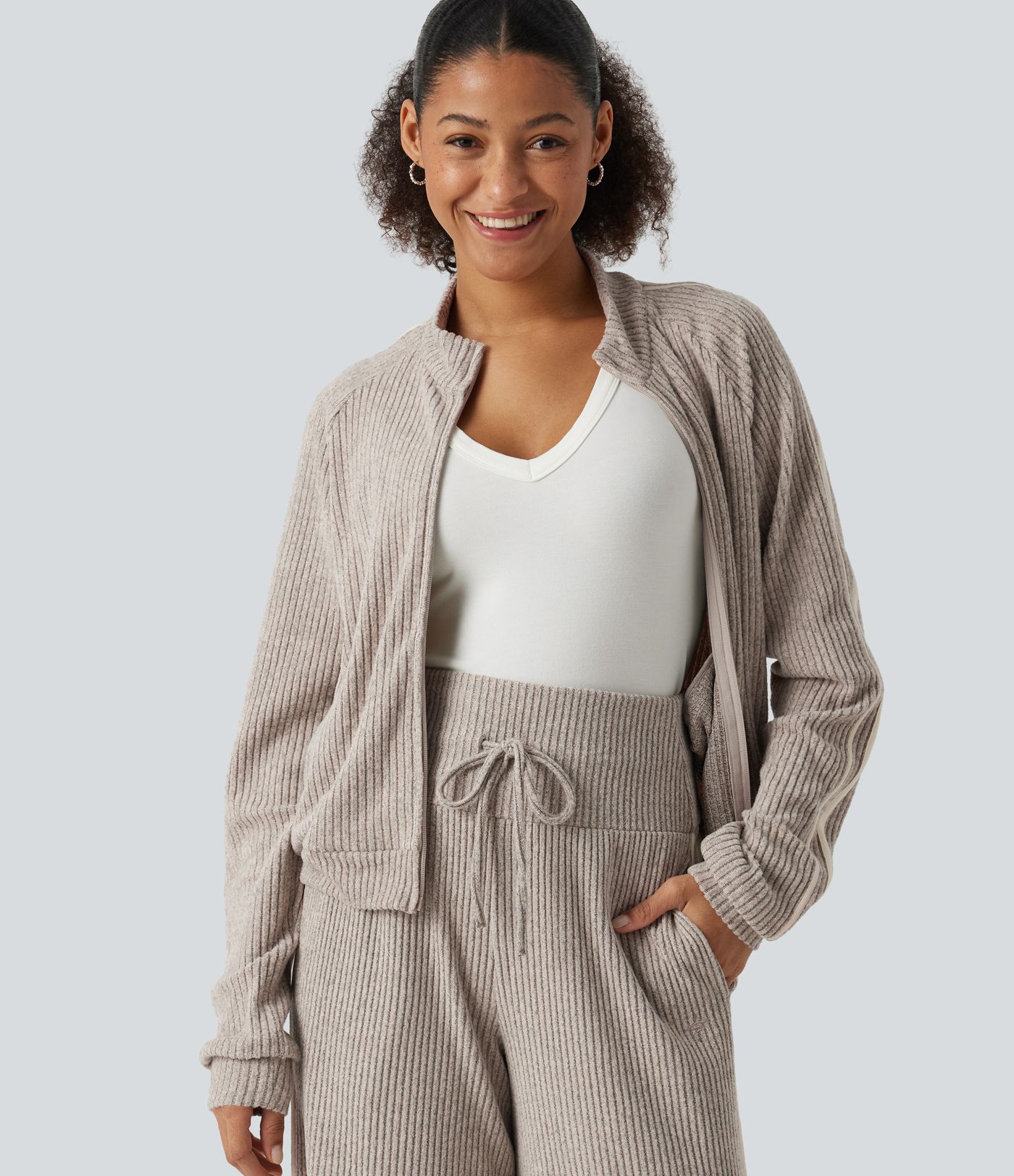 Chaqueta deportiva casual de punto acanalado con cuello alto, franja lateral, mangas largas y bolsillos Chaqueta deportiva casual de punto acanalado con cuello alto, franja lateral, mangas largas y bolsillos