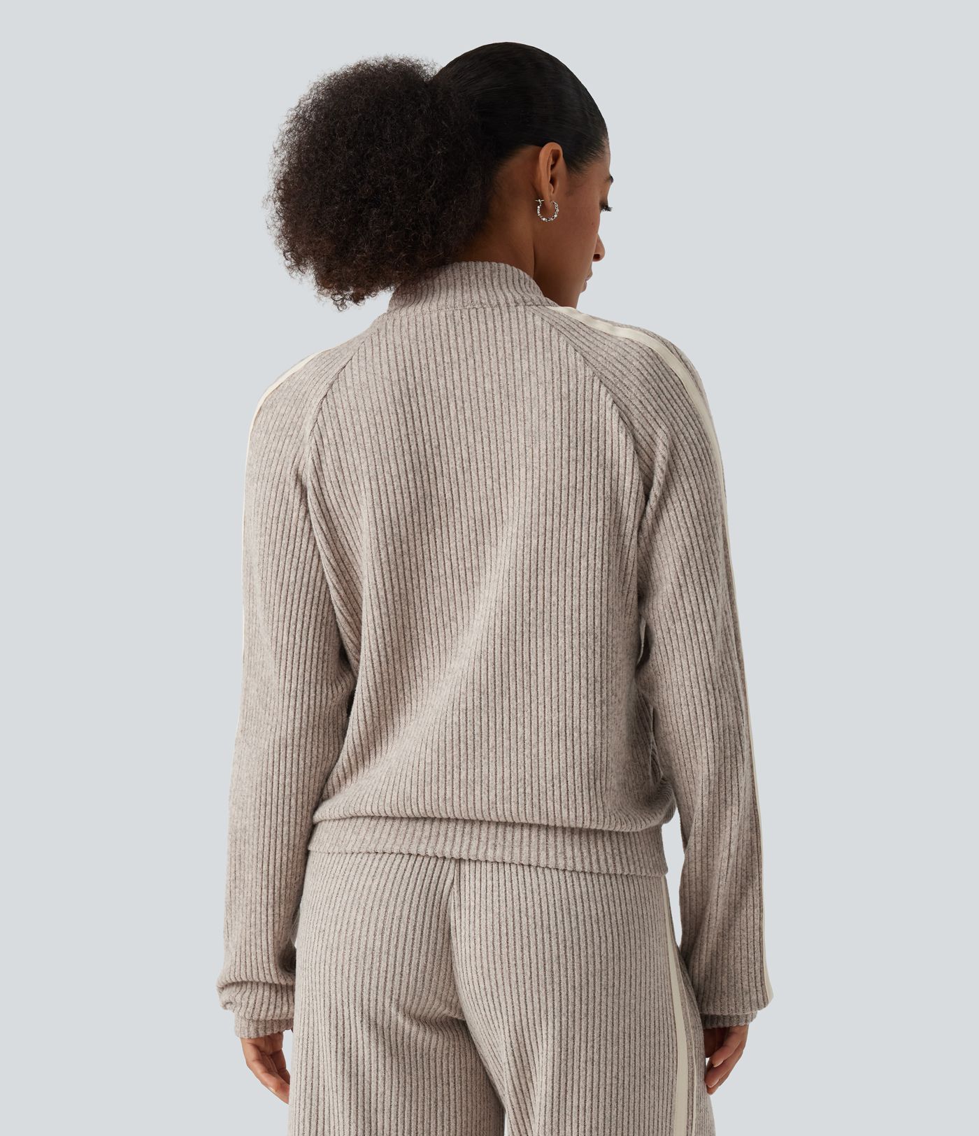 Chaqueta deportiva casual de punto acanalado con cuello alto, franja lateral, mangas largas y bolsillos Chaqueta deportiva casual de punto acanalado con cuello alto, franja lateral, mangas largas y bolsillos