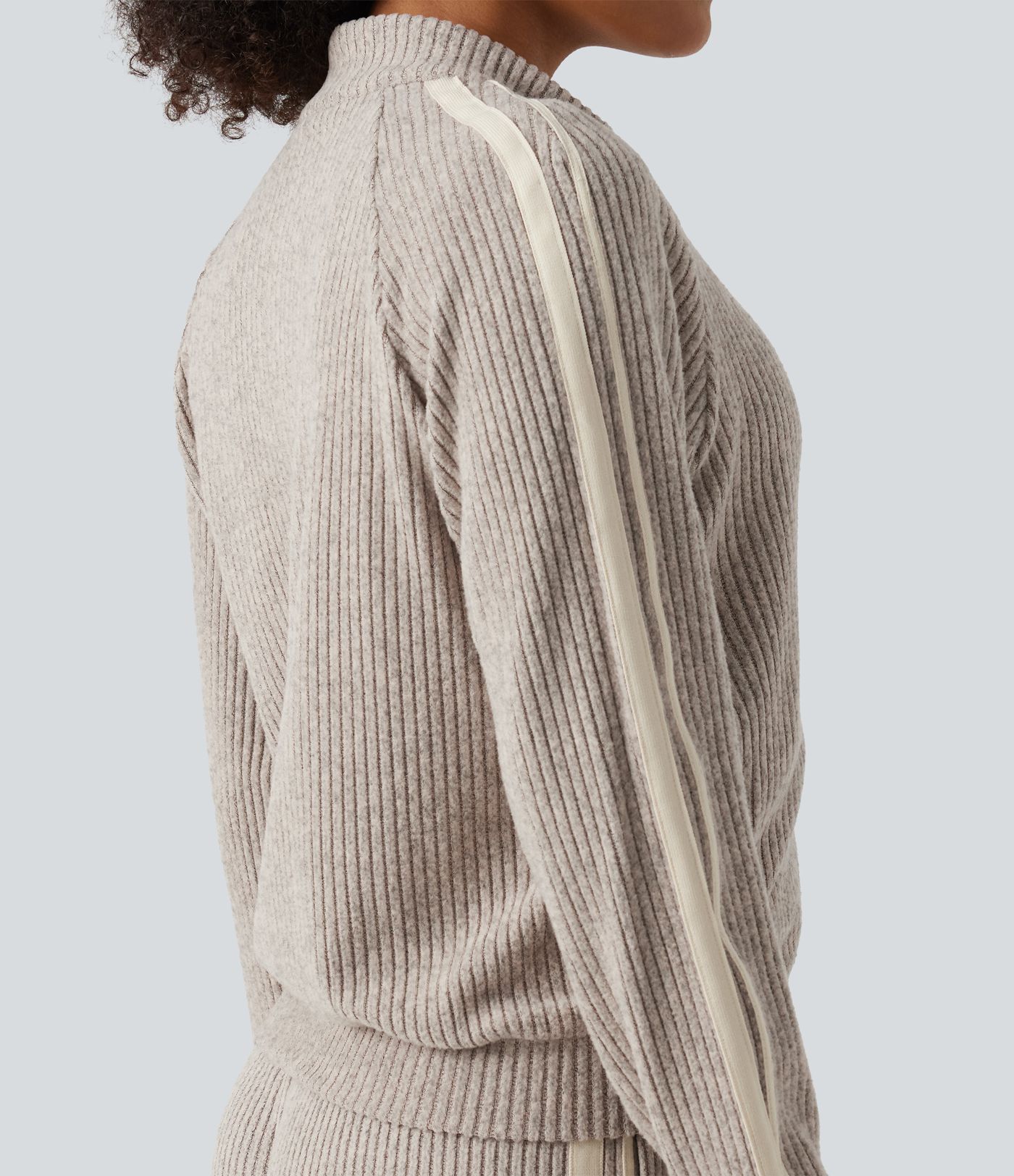 Chaqueta deportiva casual de punto acanalado con cuello alto, franja lateral, mangas largas y bolsillos Chaqueta deportiva casual de punto acanalado con cuello alto, franja lateral, mangas largas y bolsillos