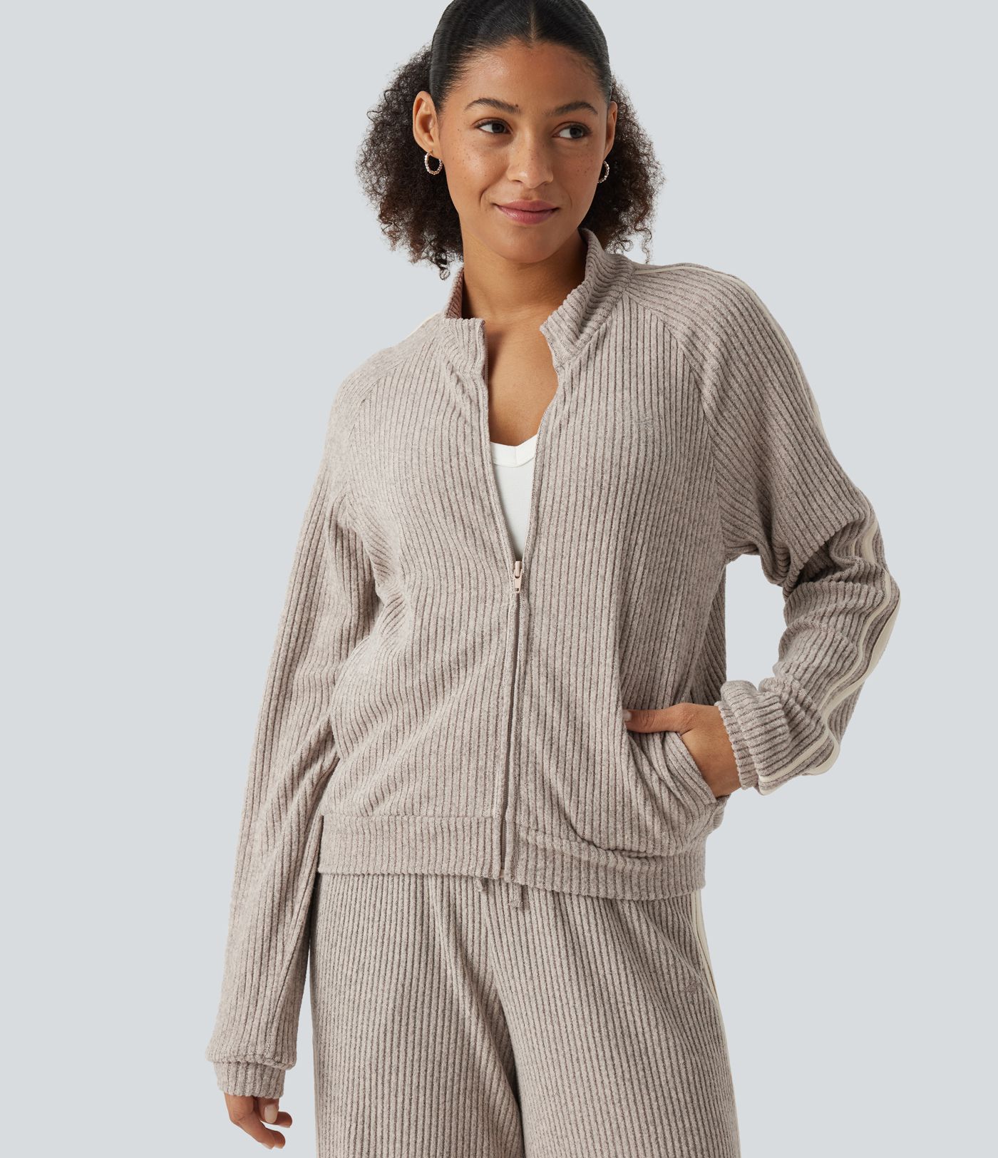 Chaqueta deportiva casual de punto acanalado con cuello alto, franja lateral, mangas largas y bolsillos Chaqueta deportiva casual de punto acanalado con cuello alto, franja lateral, mangas largas y bolsillos