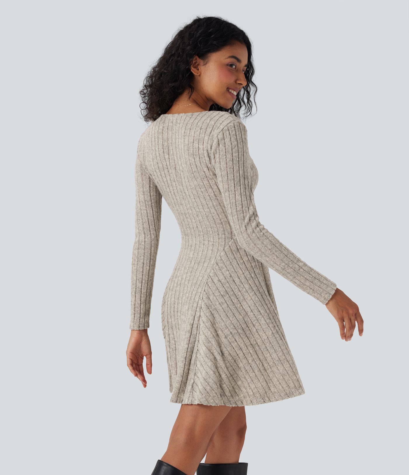 Robe mini évasée en maille côtelée à encolure en V, manches longues et poches Robe mini évasée en maille côtelée à encolure en V, manches longues et poches