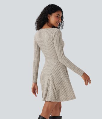 Robe mini évasée en maille côtelée à encolure en V, manches longues et poches Robe mini évasée en maille côtelée à encolure en V, manches longues et poches
