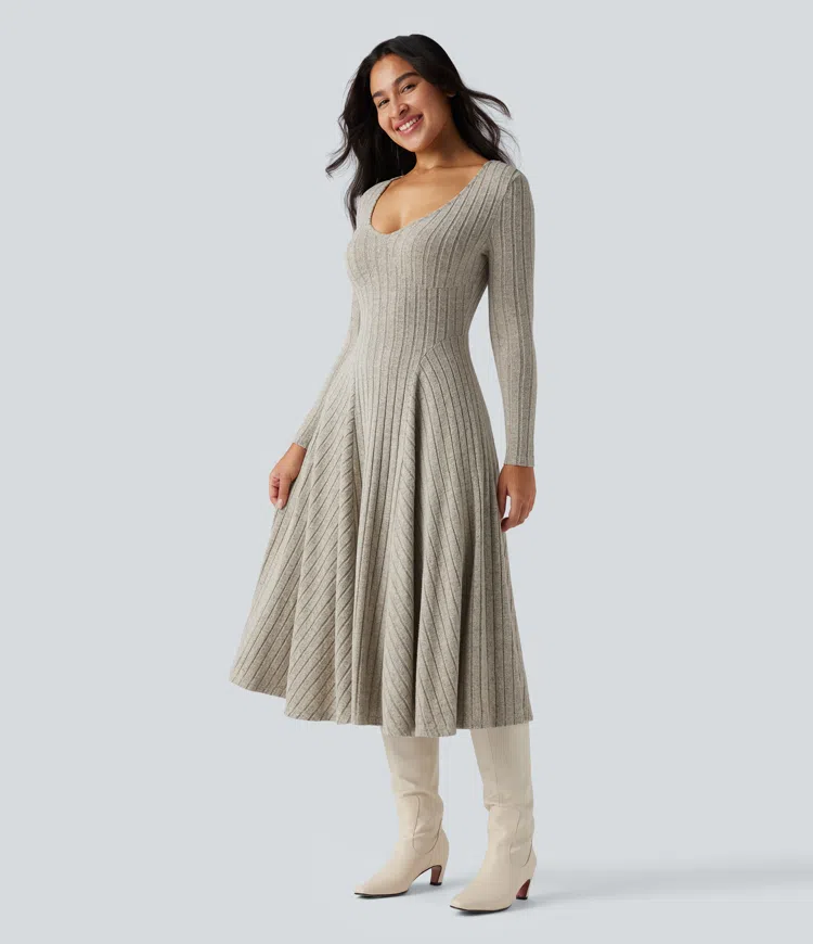 Lässiges, ausgestelltes Midikleid aus geripptem Strick mit V-Ausschnitt, Seitentaschen und langen Ärmeln