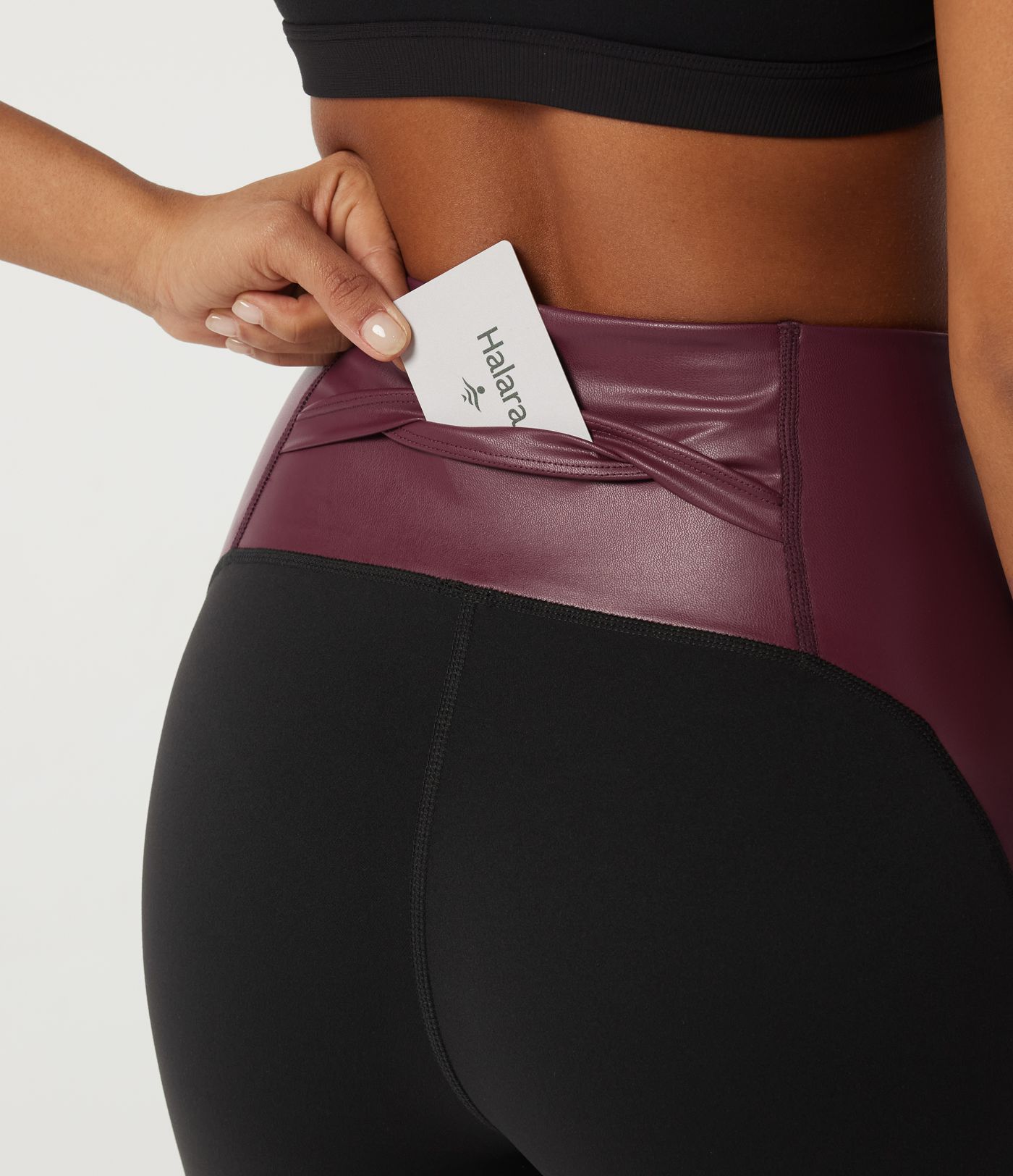 High-Waist Yoga-Leggings aus dehnbarem PU mit bauchformendem Effekt, Color-Block-Design und Tasche