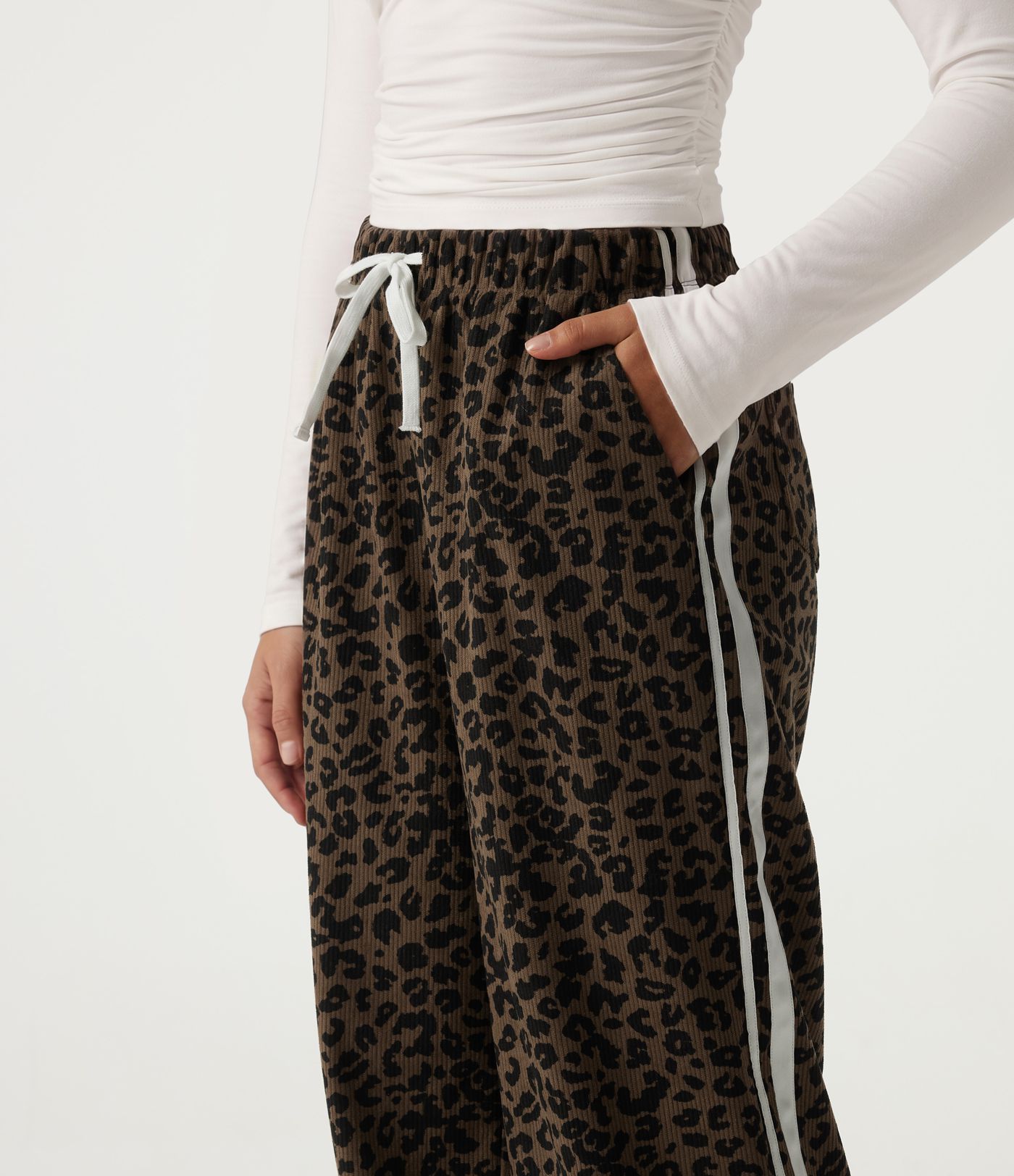 Pantalon léopard taille haute coupe large à cordon de serrage avec bandes latérales Pantalon léopard taille haute coupe large à cordon de serrage avec bandes latérales