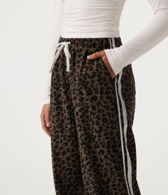 Pantalon léopard taille haute coupe large à cordon de serrage avec bandes latérales Pantalon léopard taille haute coupe large à cordon de serrage avec bandes latérales