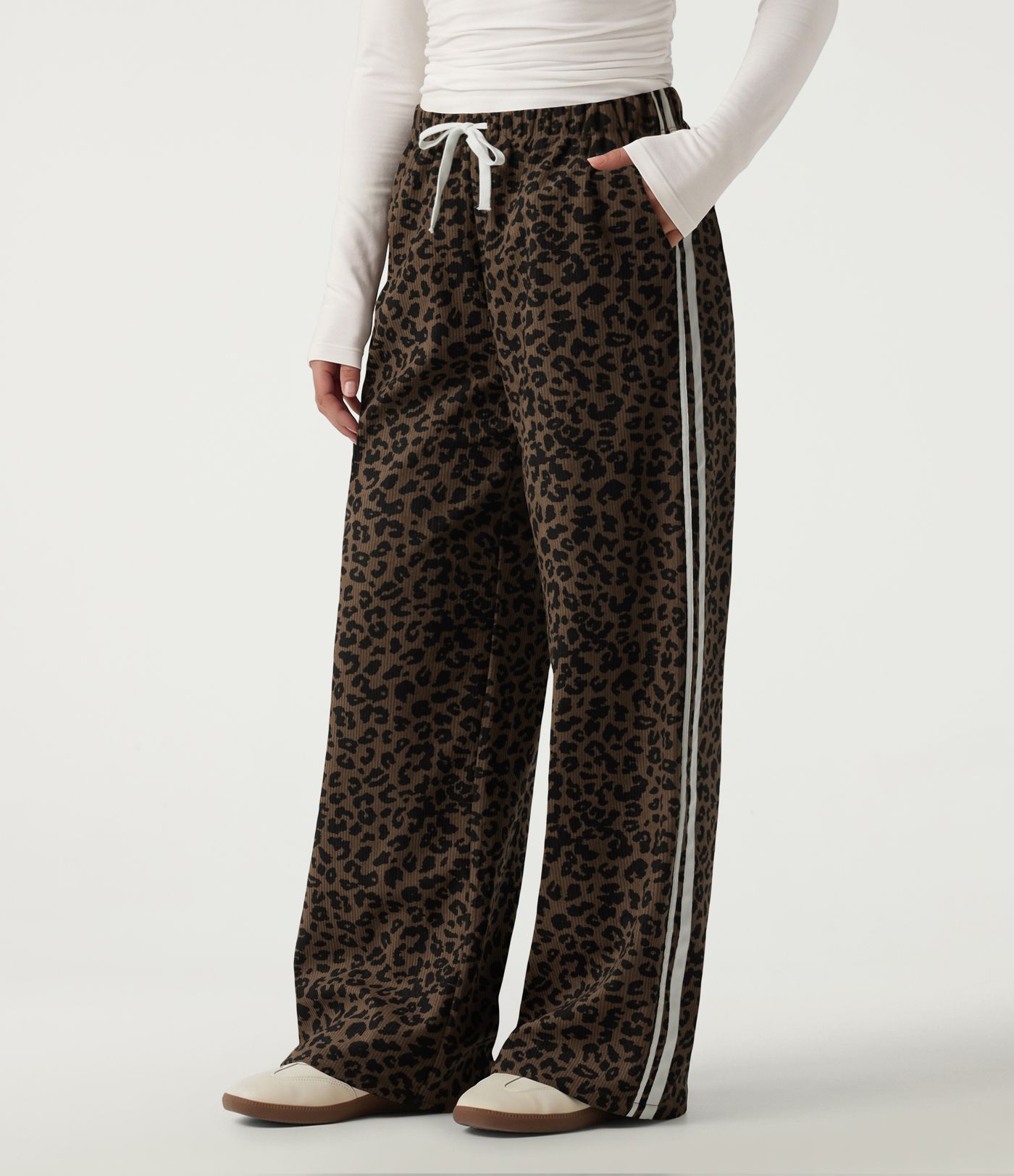 Pantalon léopard taille haute coupe large à cordon de serrage avec bandes latérales Pantalon léopard taille haute coupe large à cordon de serrage avec bandes latérales