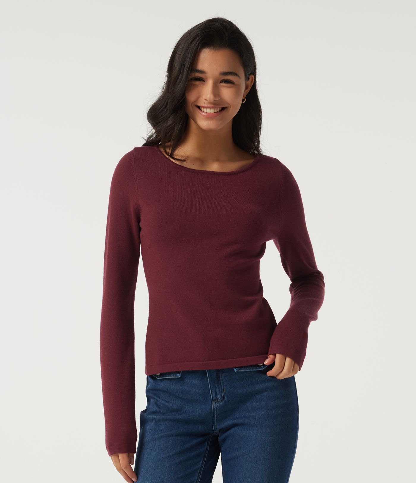 Lässiger Pullover mit Boot-Ausschnitt, langen Ärmeln, kontrastierender Spitze und ausgeschnittenem Rücken Lässiger Pullover mit Boot-Ausschnitt, langen Ärmeln, kontrastierender Spitze und ausgeschnittenem Rücken
