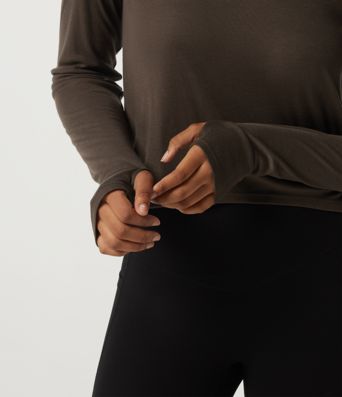 Lässiges Wollmisch-Oberteil mit weitem Rundhalsausschnitt, langen Ärmeln, Rüschen, geschwungenem Saum und Daumenlöchern Lässiges Wollmisch-Oberteil mit weitem Rundhalsausschnitt, langen Ärmeln, Rüschen, geschwungenem Saum und Daumenlöchern