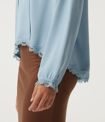Blusa de resort con escote en V, mangas largas, encaje a contraste y dobladillo curvo