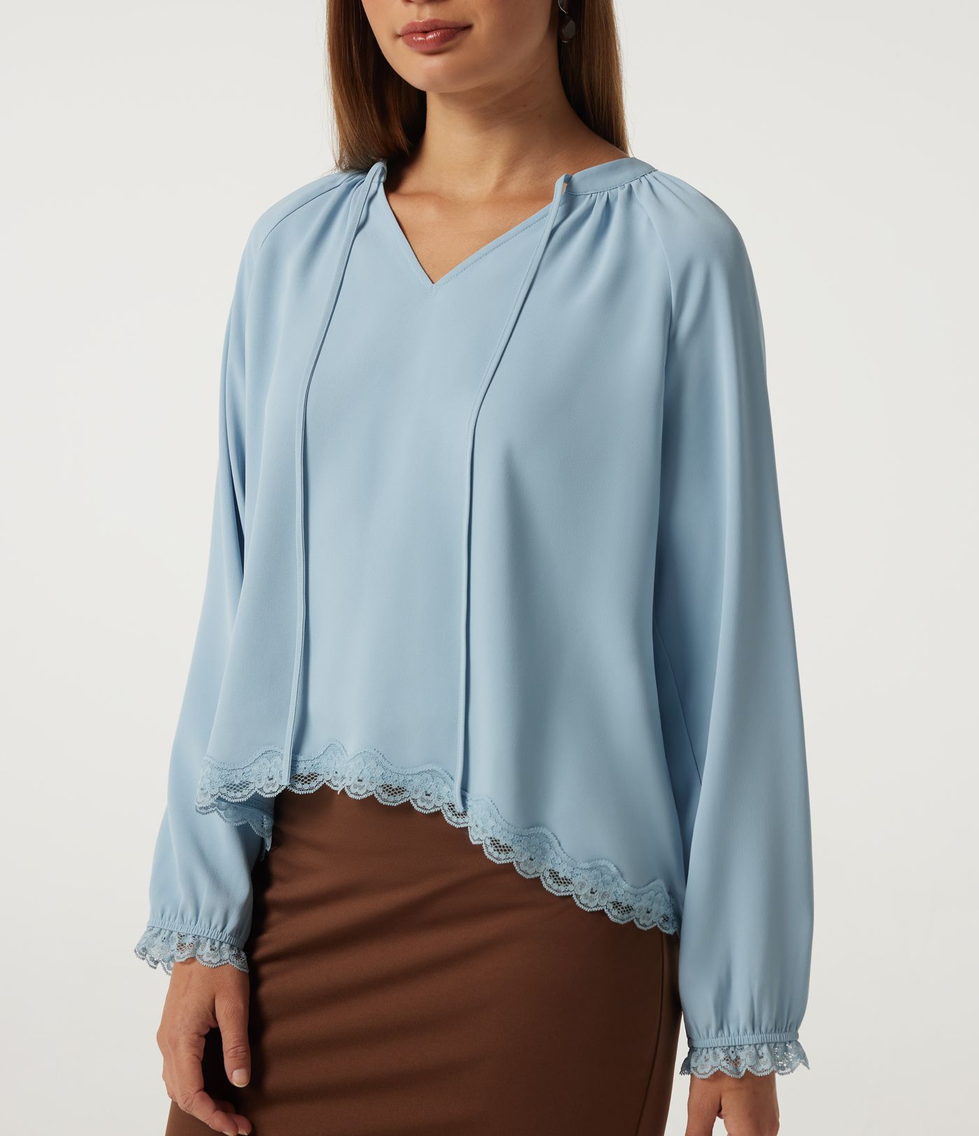 Blusa de resort con escote en V, mangas largas, encaje a contraste y dobladillo curvo