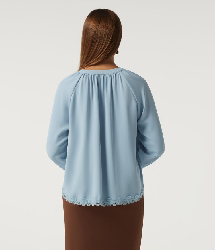 Blusa de resort con escote en V, mangas largas, encaje a contraste y dobladillo curvo