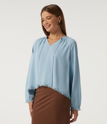 Blusa de resort con escote en V, mangas largas, encaje a contraste y dobladillo curvo