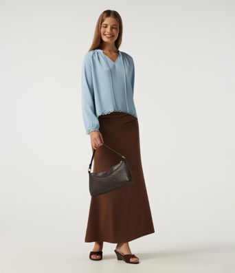Blusa de resort con escote en V, mangas largas, encaje a contraste y dobladillo curvo