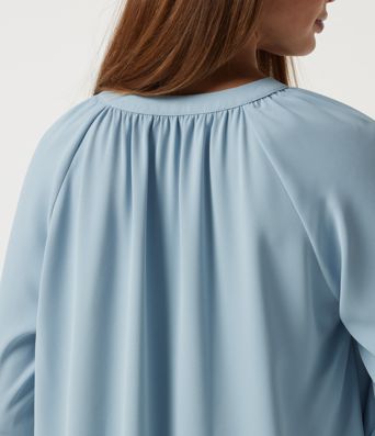 Blusa de resort con escote en V, mangas largas, encaje a contraste y dobladillo curvo