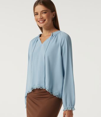Blusa de resort con escote en V, mangas largas, encaje a contraste y dobladillo curvo