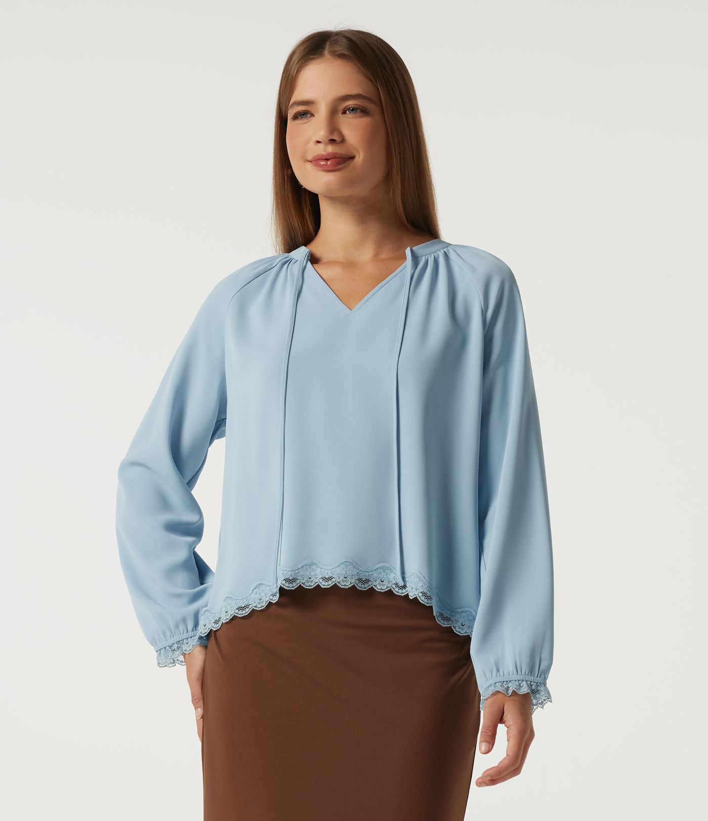 Blusa de resort con escote en V, mangas largas, encaje a contraste y dobladillo curvo