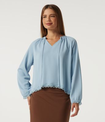 Blusa de resort con escote en V, mangas largas, encaje a contraste y dobladillo curvo