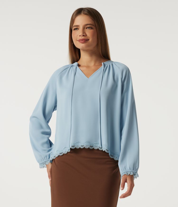 Blusa de resort con escote en V, mangas largas, encaje a contraste y dobladillo curvo